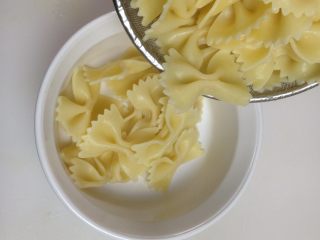 3、海鲜蔬菜酱焗意面,沥好水分的意面装入碗中待用