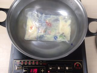 4、海鲜蔬菜酱焗意面,水烧开后料理包放入开水中水煮加热15分钟