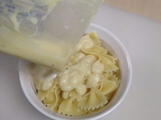 5、海鲜蔬菜酱焗意面,加热好的料包取出剪开倒在意面上