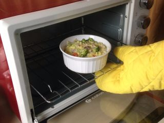 7、海鲜蔬菜酱焗意面,烤箱调上下火220℃烤15分钟