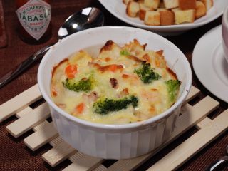 8、海鲜蔬菜酱焗意面,烤好后取出即可享用美味