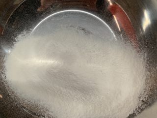 1、菠萝芝士卷边披萨(10寸量),加入食盐。