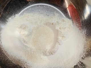 2、菠萝芝士卷边披萨(10寸量),加入20g白糖。