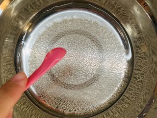 4、菠萝芝士卷边披萨(10寸量),倒入酵母。