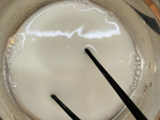 5、菠萝芝士卷边披萨(10寸量),搅拌均匀静置2分钟。