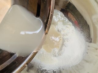 6、菠萝芝士卷边披萨(10寸量),酵母水倒入面粉。