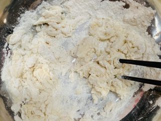 7、菠萝芝士卷边披萨(10寸量),筷子搅拌成絮状。