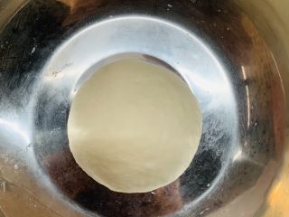8、菠萝芝士卷边披萨(10寸量),下手揉成光滑的面团。