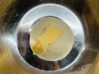 9、菠萝芝士卷边披萨(10寸量),加入黄油。