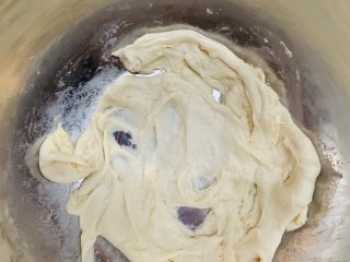 10、菠萝芝士卷边披萨(10寸量),把黄油完全揉到面团里。