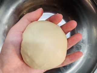 11、菠萝芝士卷边披萨(10寸量),再整理成光滑的面团发酵两倍大。1个半小时。