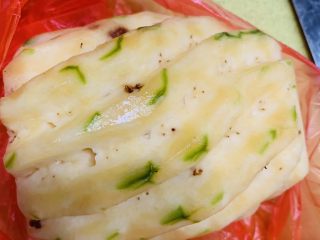 12、菠萝芝士卷边披萨(10寸量),准备菠萝。