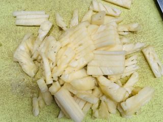 13、菠萝芝士卷边披萨(10寸量),切碎备用。