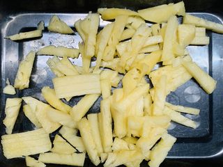 14、菠萝芝士卷边披萨(10寸量),倒入盆里。