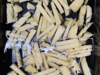 15、菠萝芝士卷边披萨(10寸量),加入淹没过菠萝的清水。