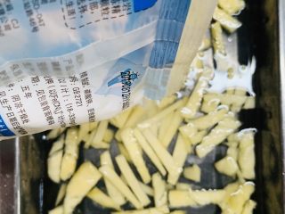 16、菠萝芝士卷边披萨(10寸量),加入食盐。