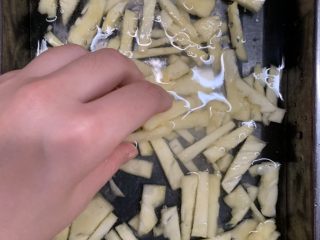 17、菠萝芝士卷边披萨(10寸量),下手搅拌均匀浸泡10分钟。