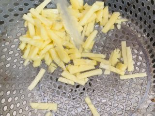 18、菠萝芝士卷边披萨(10寸量),时间到捞出清水冲洗干净。