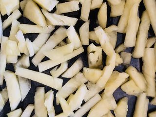 19、菠萝芝士卷边披萨(10寸量),沥干水份摆入盆里。