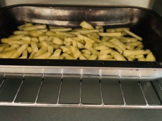 20、菠萝芝士卷边披萨(10寸量),160℃烤10分钟去除多余水份和烤熟它。不用预热，直接放进去。