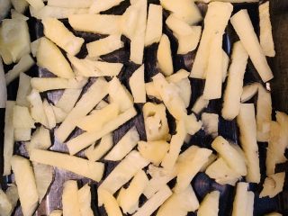 21、菠萝芝士卷边披萨(10寸量),烤好的菠萝碎放一旁晾凉。