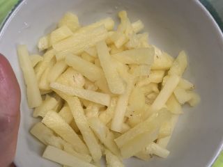 22、菠萝芝士卷边披萨(10寸量),冷却后放入小碗。