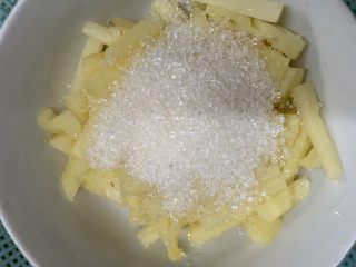 23、菠萝芝士卷边披萨(10寸量),加入剩余白糖。