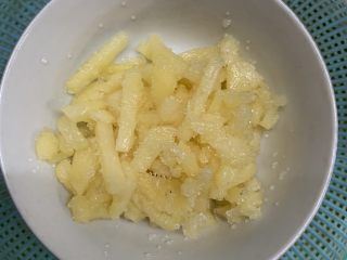 24、菠萝芝士卷边披萨(10寸量),搅拌均匀备用。