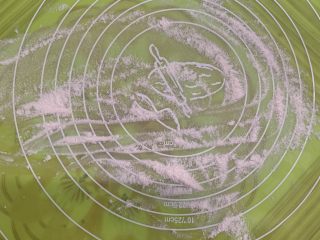 26、菠萝芝士卷边披萨(10寸量),案板撒干面粉。