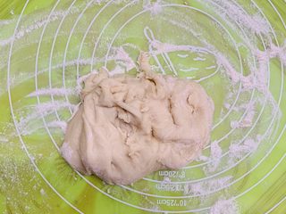 27、菠萝芝士卷边披萨(10寸量),面团揉搓排气。