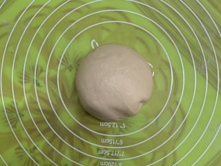 28、菠萝芝士卷边披萨(10寸量),再整理成光滑的面团。