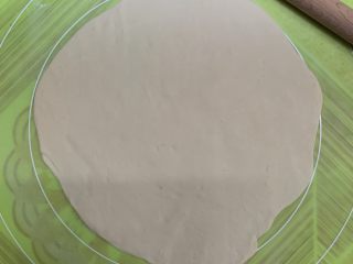 29、菠萝芝士卷边披萨(10寸量),按着案板刻度把面团擀成11寸到12寸大。