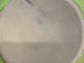 31、菠萝芝士卷边披萨(10寸量),把面皮盖上。