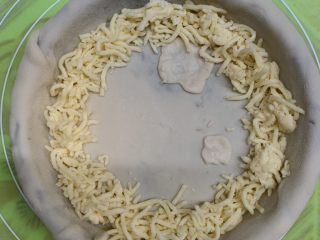 33、菠萝芝士卷边披萨(10寸量),圈子周围放一圈芝士200g，底部有块地方我用力过度，所以找补了一下，请不用在意。