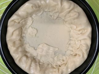 34、菠萝芝士卷边披萨(10寸量),把边边的芝士都包起来，封口。
