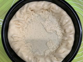 35、菠萝芝士卷边披萨(10寸量),底部用叉子叉密集的小孔。