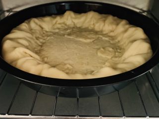 36、菠萝芝士卷边披萨(10寸量),160℃烤8分钟，也是不用预热，直接放。