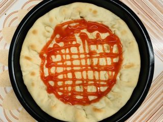 37、菠萝芝士卷边披萨(10寸量),拿出刷番茄酱。