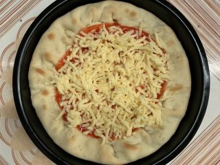 38、菠萝芝士卷边披萨(10寸量),剩下的芝士撒上一半，铺一层。