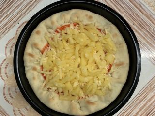 39、菠萝芝士卷边披萨(10寸量),铺上菠萝。