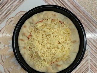 40、菠萝芝士卷边披萨(10寸量),铺上最后的芝士。