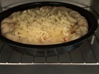 41、菠萝芝士卷边披萨(10寸量),190℃预热8分钟。