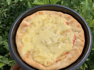 42、菠萝芝士卷边披萨(10寸量),中层190℃烤20分钟。