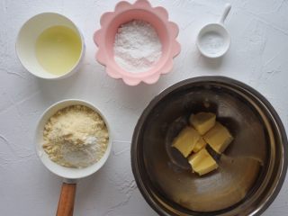 1、⭐原味黄油曲奇饼干⭐,材料提前准备好。