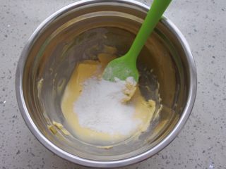 3、⭐原味黄油曲奇饼干⭐,加入糖粉和盐。