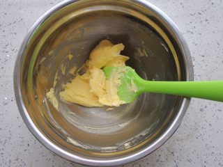 4、⭐原味黄油曲奇饼干⭐,再均匀搅拌一下，这样等下打黄油的时候糖粉就不用满天飞了。