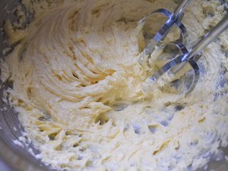 7、⭐原味黄油曲奇饼干⭐,打至黄油和蛋白均匀混合，颜色发白的羽毛状即可，不要过度打发。