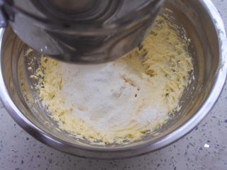 8、⭐原味黄油曲奇饼干⭐,然后将低粉高粉杏仁粉混合再过筛。