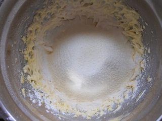 9、⭐原味黄油曲奇饼干⭐,筛进黄油里 。