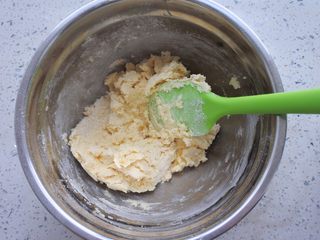 10、⭐原味黄油曲奇饼干⭐,用刮刀开始搅拌均匀。